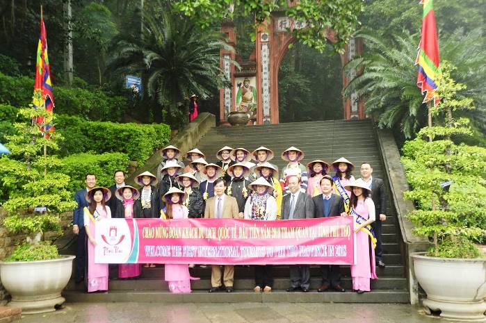 Chào mừng đoàn khách du lịch quốc tế đầu tiên năm 2018 tham quan tại tỉnh Phú Thọ