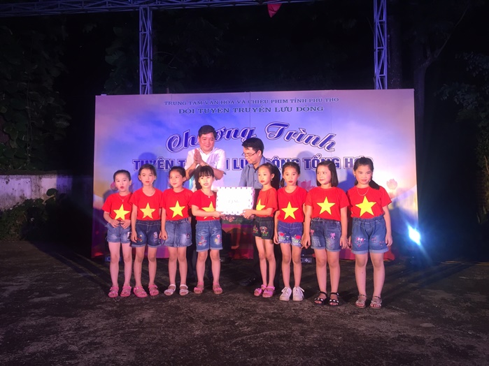 Tặng quà Tết Trung thu cho các cháu thiếu niên nhi đồng xã Minh Đài, huyện Tân Sơn