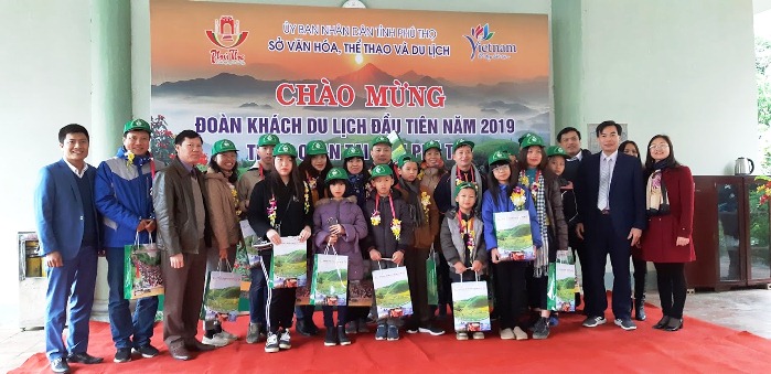 Sở Văn hoá Thể thao và Du lịch tổ chức đón đoàn khách du lịch đầu tiên năm 2019 tham quan tại tỉnh Phú Thọ