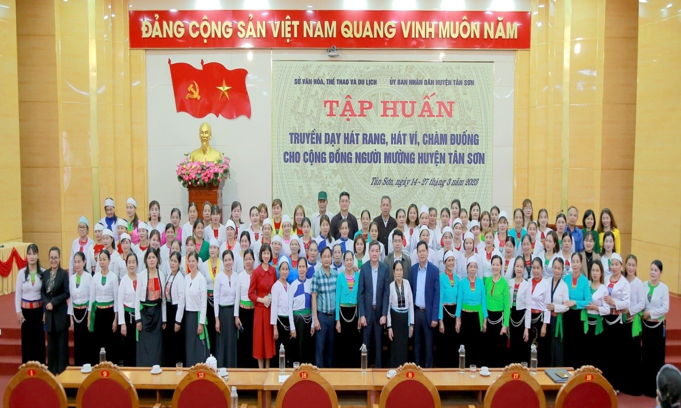 Truyền dạy hát Rang, hát Ví, chàm Đuống cho cộng đồng  người Mường tại  huyện Tân Sơn