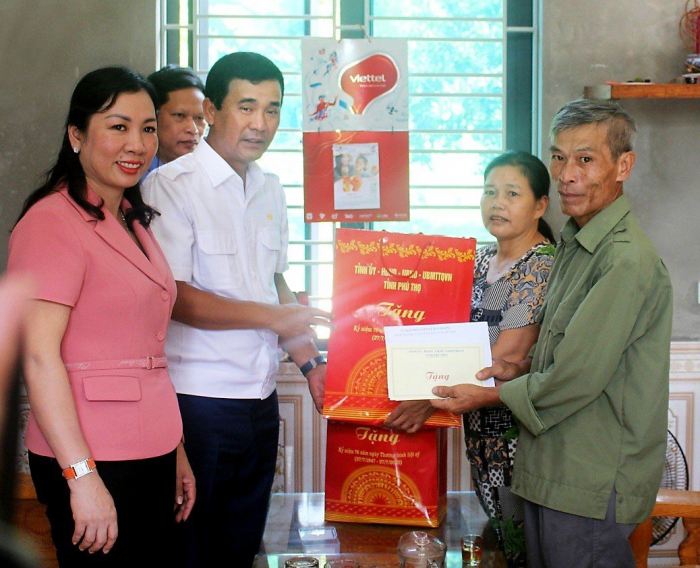Phó Chủ tịch UBND tỉnh Hồ Đại Dũng thăm, tặng quà người có công, gia đình chính sách tại huyện Yên Lập