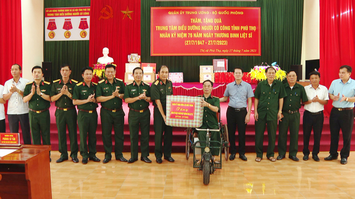 Phó Tổng Tham mưu trưởng Quân đội nhân dân Việt Nam Phùng Sĩ Tấn thăm, tặng quà các thương binh, bệnh binh trên địa bàn tỉnh