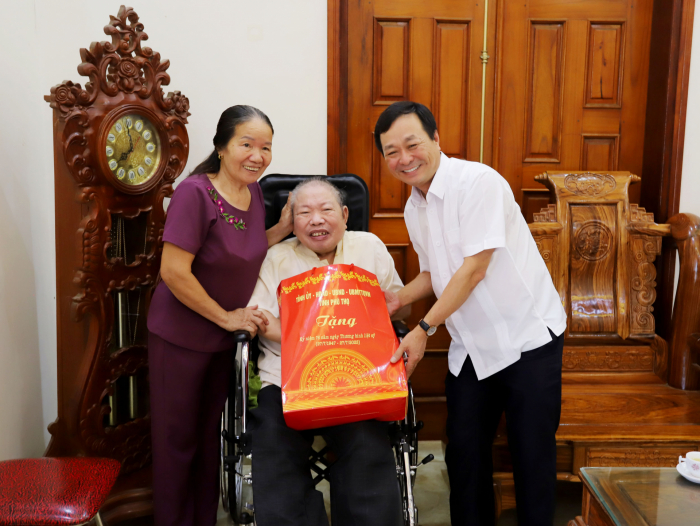 Chủ tịch UBND tỉnh Bùi Văn Quang thăm, tặng quà các thương binh, bệnh binh trên địa bàn thành phố Việt Trì