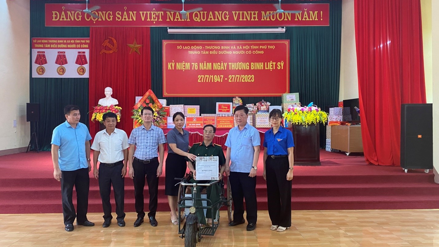 Sở Văn hóa, Thể thao và Du lịch thăm hỏi, tặng quà Trung tâm Điều dưỡng người có công tỉnh Phú Thọ