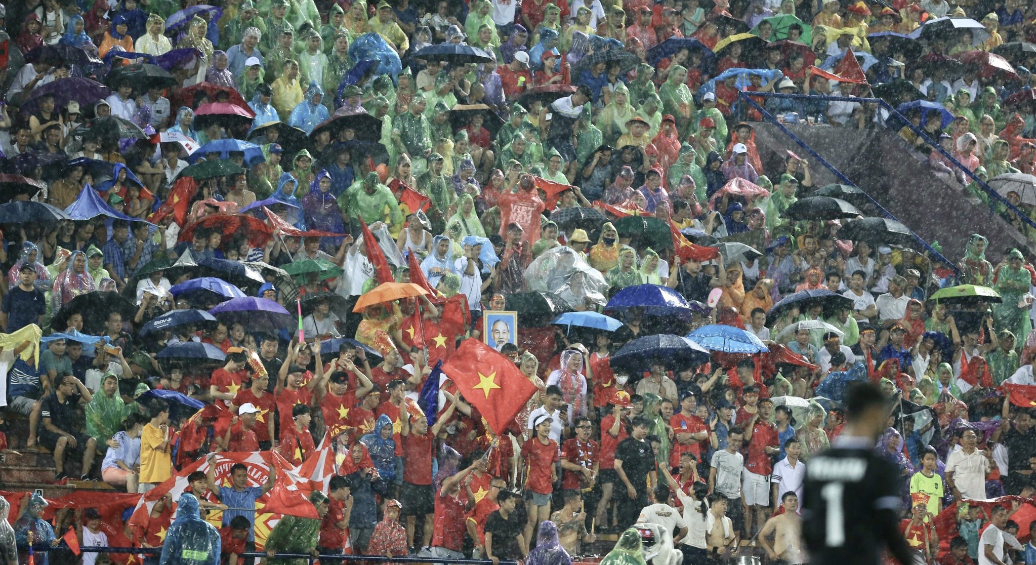 Sân Việt Trì rực rỡ sắc màu trong mưa