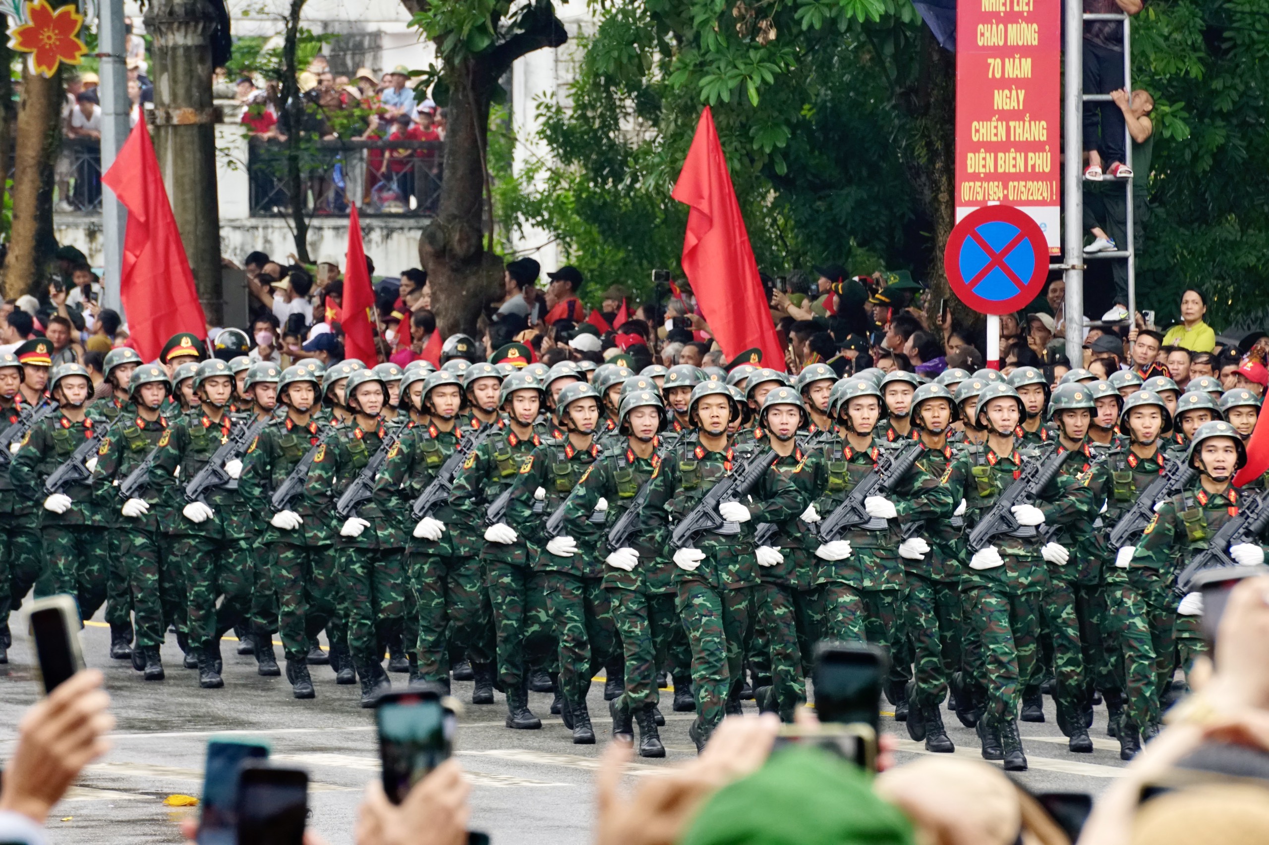 Hào hùng lễ diễu binh, diễu hành trên các tuyến đường ở thành phố Điện Biên Phủ