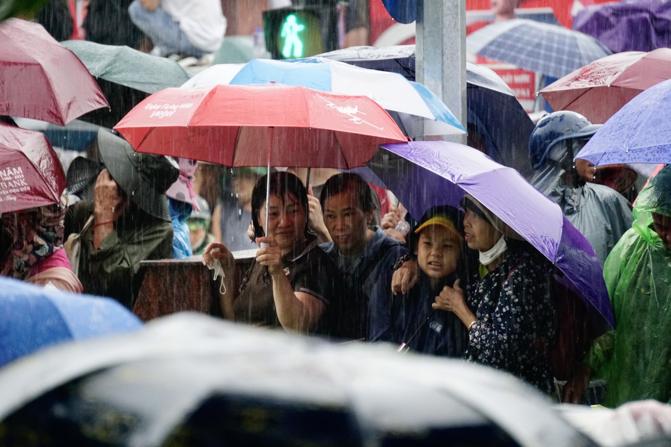 Nhân dân đội mưa theo dõi diễu hành, diễu binh trên đường phố Điện Biên Phủ