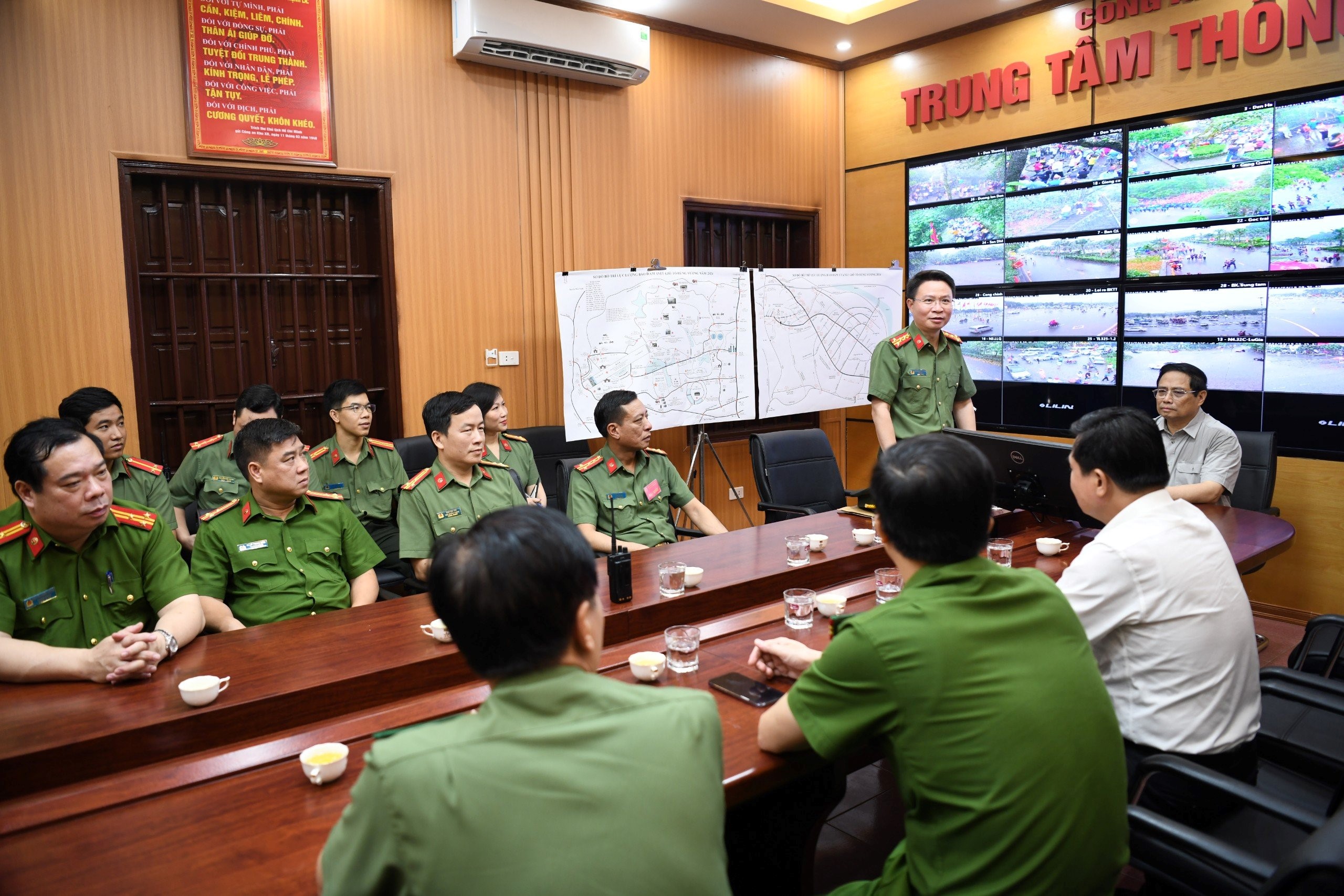 Thủ tướng Chính phủ Phạm Minh Chính thăm Trung tâm thông tin chỉ huy Công an tỉnh Phú Thọ tại Khu Di tích lịch sử Đền Hùng