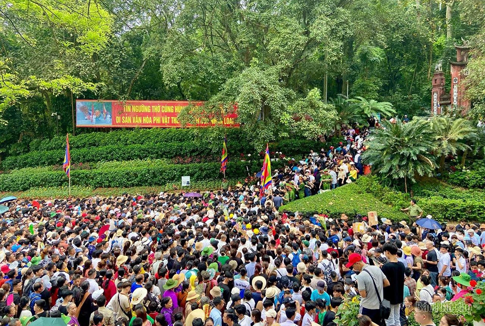 Lượng du khách về Đền Hùng tăng cao ngày cuối tuần