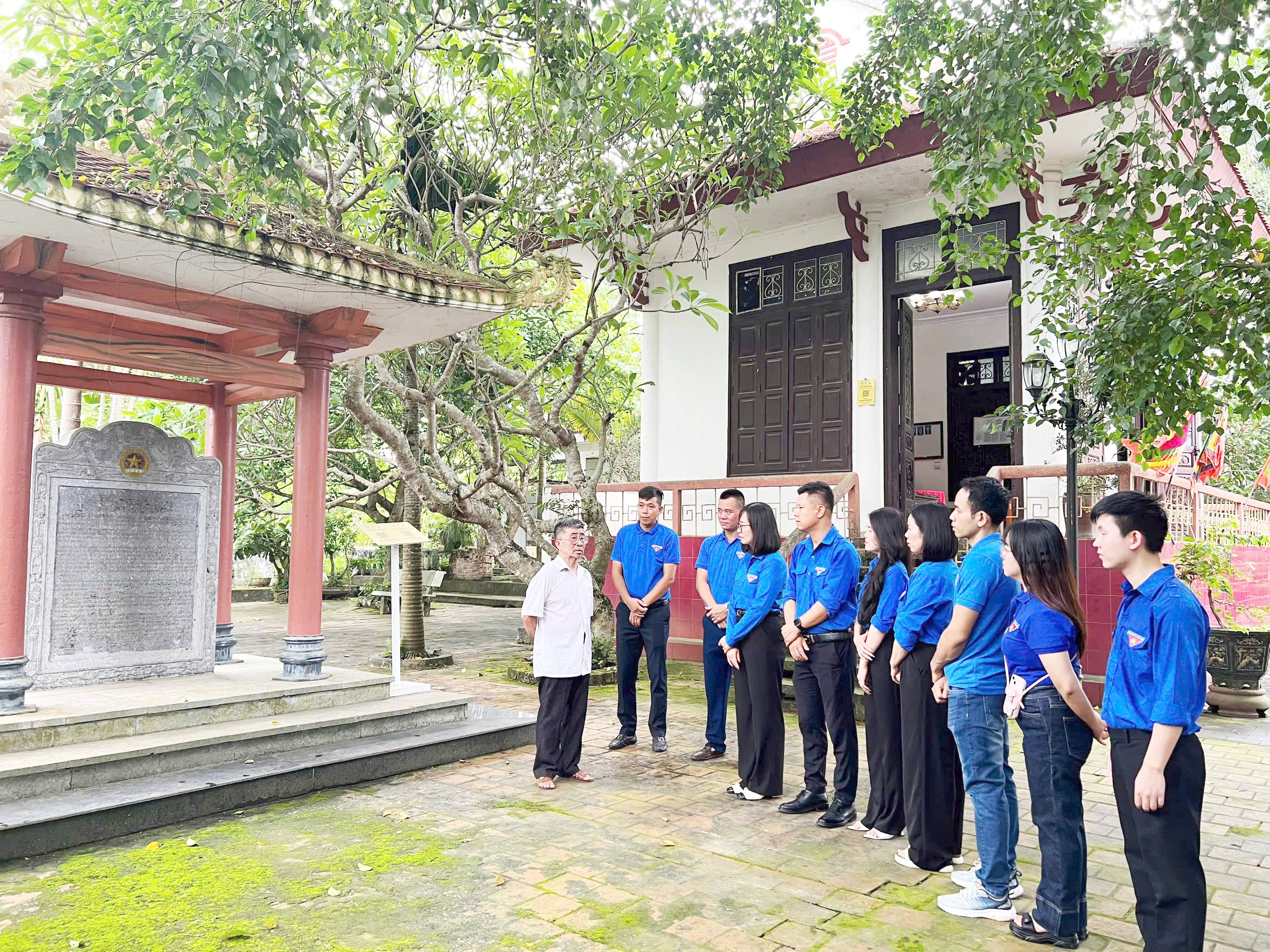 Đoàn Thanh niên Sở tổ chức hành trình về nguồn tại địa chỉ đỏ xã Minh Đài, huyện Tân Sơn